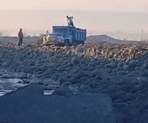 Balakəndə çaydan qanunsuz qum-çınqıl daşıyanlar məsuliyyətə cəlb olunub