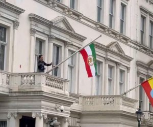 Londonda etirazçılar İran səfirliyinin binası üzərindəki bayrağı dəyişdiriblər - Video