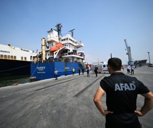 Турецкое судно с гумпомощью отправилось из порта Мерсин в Судан