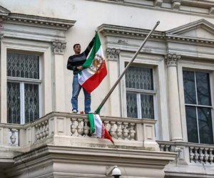 Иранцы демонтировали вывеску консульства в Милане