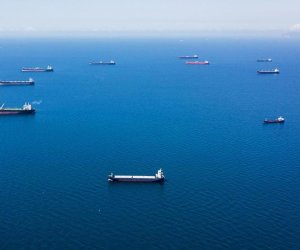 Двадцать пять танкеров с венесуэльской нефтью подняли флаг России