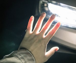 В Гусаре автомобиль сбил двух школьниц