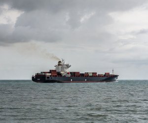 Иранский сухогруз терпит бедствие на Каспии