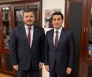 Hikmət Hacıyev Ukrayna səfiri ilə görüşüb