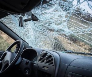 Gəncədə minik maşını avtobusa çırpılıb, xəsarət alan var