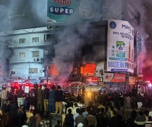В Пакистане при пожаре в торговом центре погибли три человека