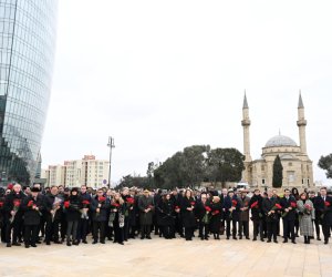 2 səfir Şəhidlər Xiyabanını ziyarət etməyib