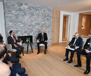 Prezident İlham Əliyev Davosda &ldquo;DP World&rdquo; şirkətlər qrupunun sədri və icraçı direktoru ilə görüşüb