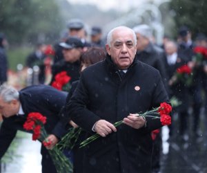 Azərbaycan rəsmiləri 20 Yanvar faciəsi qurbanlarını yad edib