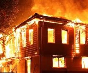 Yevlaxda beşotaqlı ev yanıb