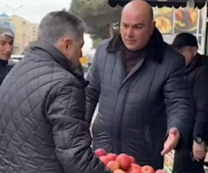 Satıcının almalarını müsadirə edən məmur:Nə olub, nə hadisə baş verib?