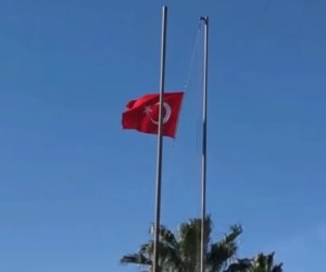 Suriyalılardan Türkiyə bayrağınahörmətsizlik