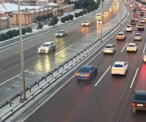 Aeroport şosesində yolun buz bağlaması nəqliyyatın hərəkətini çətinləşdirdi - NİİM