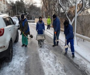 Bakıda dünəndən yağan qarın təmizlənməsi həyata keçirilir