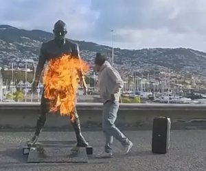 Ronaldonun heykəlini yandırıblar