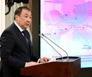 Казахстан ждет от Азербайджана и России данных по самолету AZAL