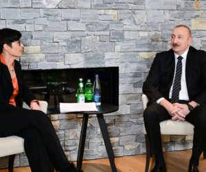 Prezident Davosda Avropa İttifaqının Genişlənmə üzrə komissarı ilə görüşüb