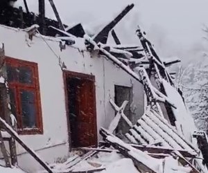 
Lerikdə güclü qar evin dam örtüyünü uçurub