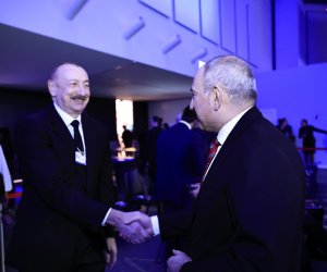 Əliyev və Paşinyan Davosda bir araya gəldi
