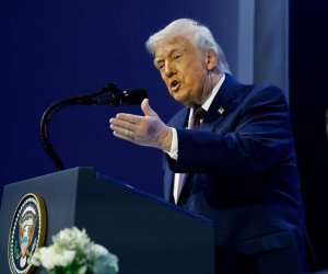 У Трампа заметили синяк на руке во время форума в Давосе