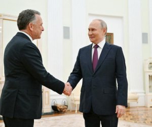 Putin holds talks with U.S. delegation in Kremlin