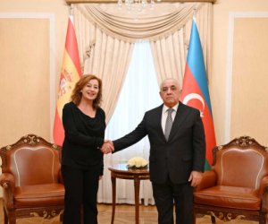 Али Асадов обсудил двустороннее сотрудничество с главой Конгресса депутатов Испании