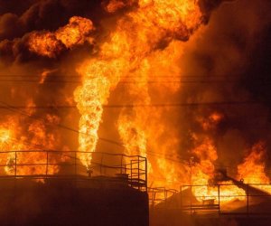 Российскую нефтебазу не могут потушить