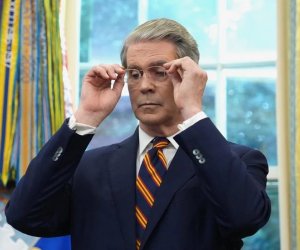 Бессент: Вашингтон не позволит Канаде стать "лазейкой" для товаров из КНР в США