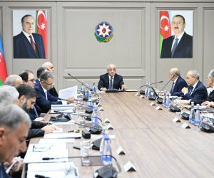 Али Асадов и чиновники решают проблемы Каспия