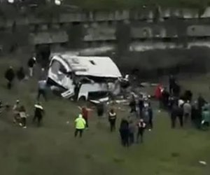 В Мьянме 12 артистов театра погибли при падении автобуса в овраг