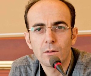 Detained journalist allowed to attend his mother&rsquo;s funeral