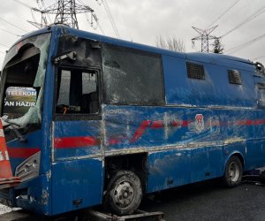 İstanbulda məhkumları daşıyan avtobus aşıb, 19 nəfər yaralanıb