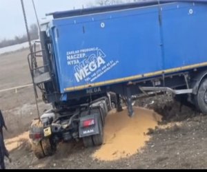 Ucarda yük maşını ilə minik maşını toqquşub, yaralılar var