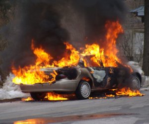 Bakıda &ldquo;Mercedes&rdquo; markalı minik avtomobili yanıb