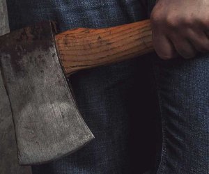 В Азербайджане мужчина напал с топором на детей