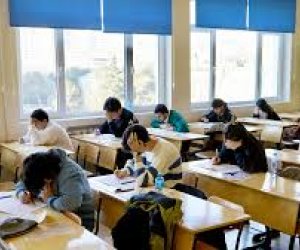 Deputat məktəblərdə çox imtahan keçirilməsi irad bildirib