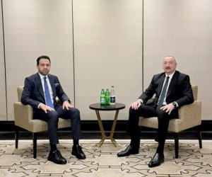 Əliyev Əbu-Dabidə Müsəlman Ağsaqqalları Şurasının baş katibi ilə görüşüb