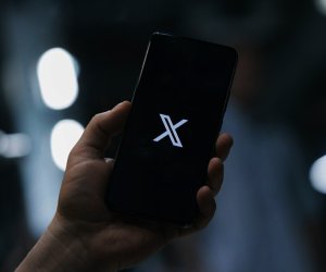 "X" sosial şəbəkəsinin Parisdəki ofislərində axtarışlar aparılır