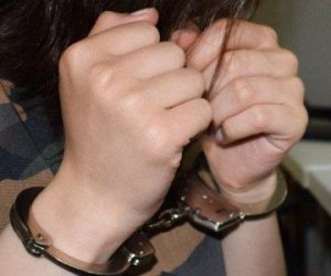 Anasını döydüyü üçün atasını öldürən 15 yaşlı qız həbs olunub