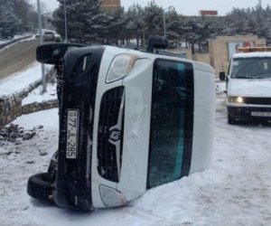Qusarda mikroavtobus aşıb, 2 nəfər xəsarət alıb