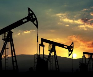 
Dünya bazarlarında neft 2%-dən artıq ucuzlaşıb