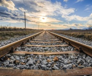 В Хачмазе при столкновении поезда с автомобилем погиб водитель