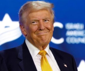 Трамп поздравляет американцев