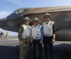 Uitkoff və Kuşner &ldquo;Abraham Lincoln&rdquo; aviadaşıyıcısının göyərtəsində ABŞ hərbçiləri ilə görüşüblər