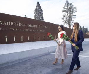 Leyla və Alena Əliyevalar Gəncə Memorial Kompleksini və Milli Qəhrəman Natiq Qasımovun ailəsini ziyarət ediblər