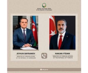 Ceyhun Bayramov Hakan Fidanla ikitərəfli və regional məsələləri müzakirə edib