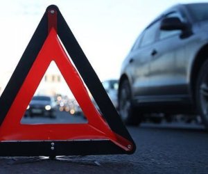 Şəmkirdə minik avtomobili ağaca çırpılıb, ölən və xəsarət alanlar var