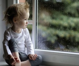 Qonşu ölkədə ana 3 və 5 yaşlı uşaqlarını beşinci mərtəbədən atıb