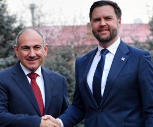 Vens və Paşinyan arasında görüş başladı