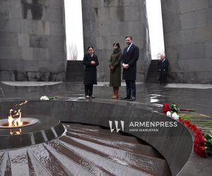 Vens İrəvanda erməni soyqırımı qurbanlarının xatirə memorialını ziyarət edib